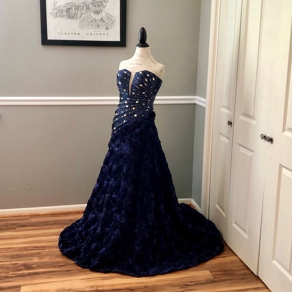 ๐นโจWITH YOUR PERFECT GOWNโจ๐นFOLLOW FOR UPDATES๐๐ค - Picture 5 of 16